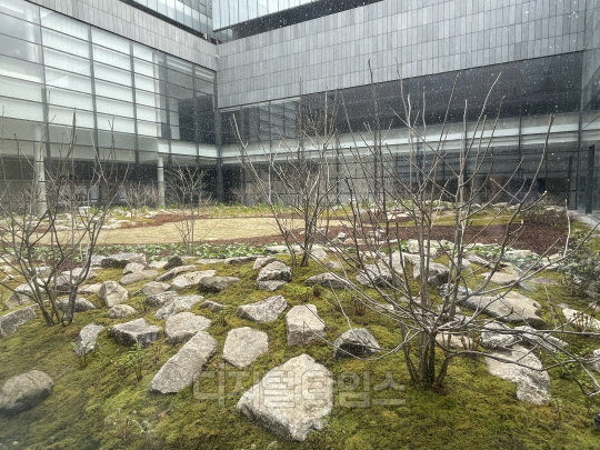 국립현대미술관 야외에 조성된 '전시마당 정원'. 사진=박은희 기자